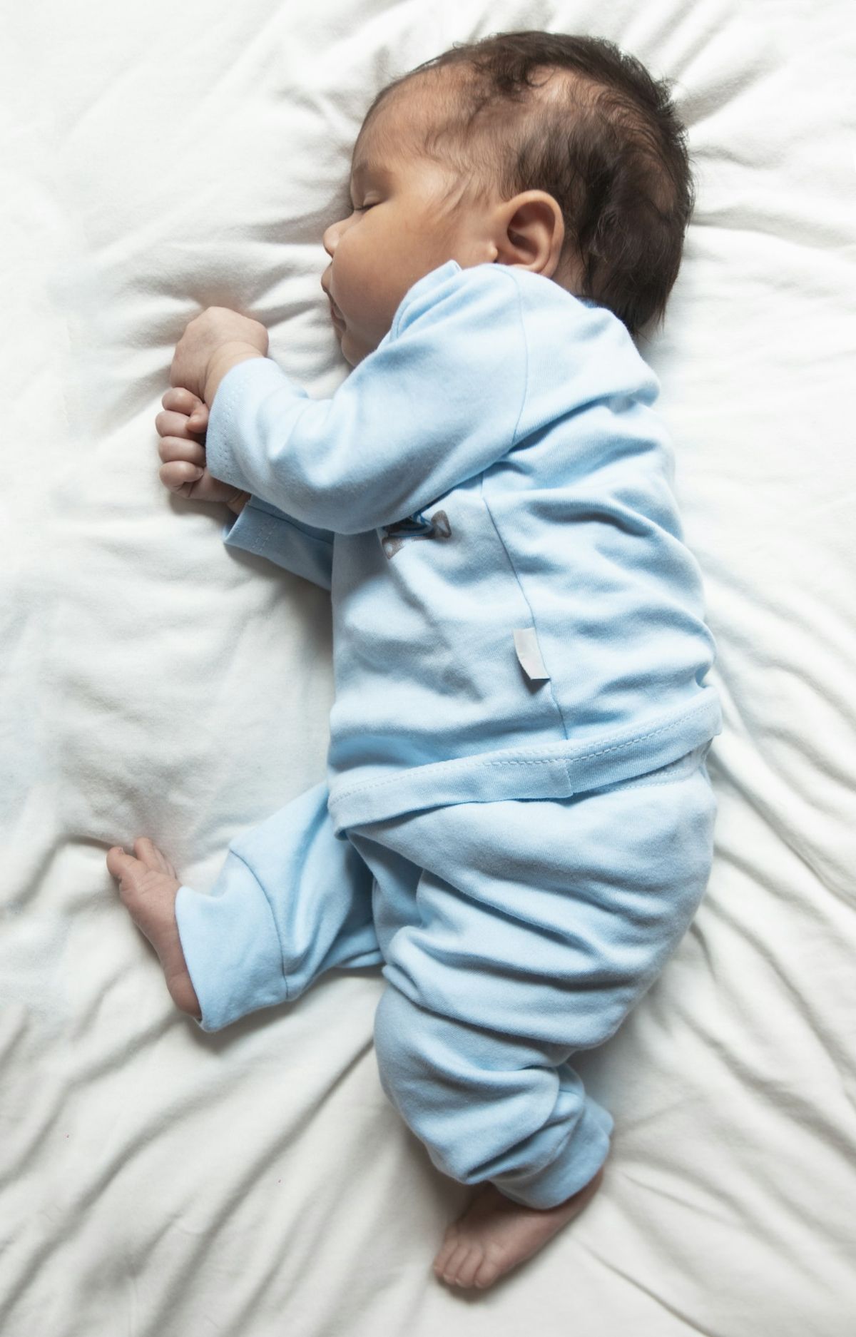 Nyfodt baby som sover rolig