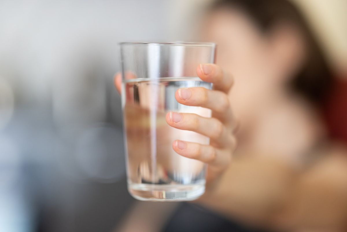 Kvinne som drikker et glass vann
